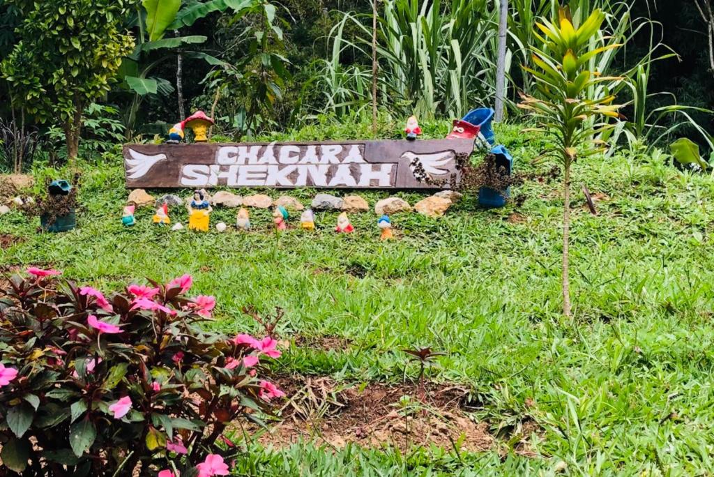 Entrada da Chácara Sheknah, com jardim florido