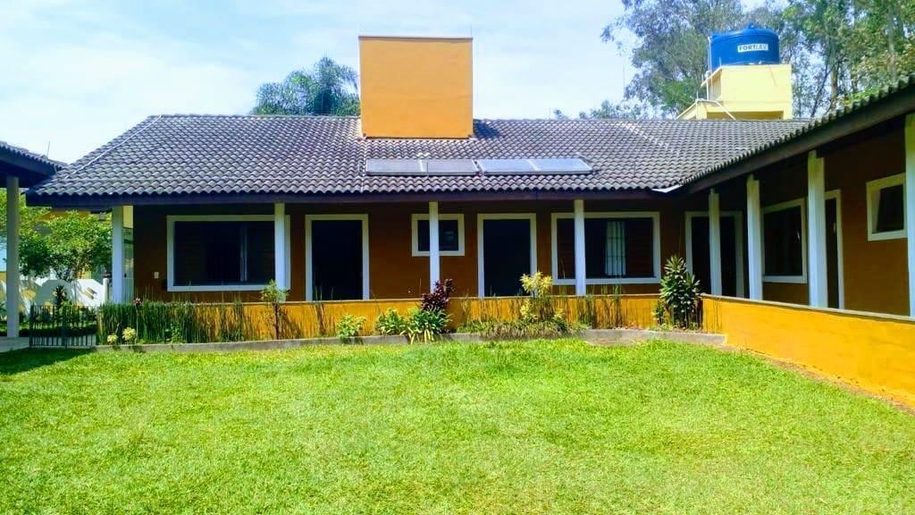 Fachada do lar de idosos, com gramado e jardim
