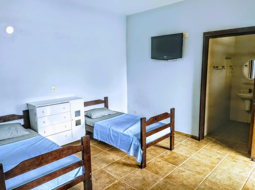 Quarto duplo com televisão e banheiro privativo