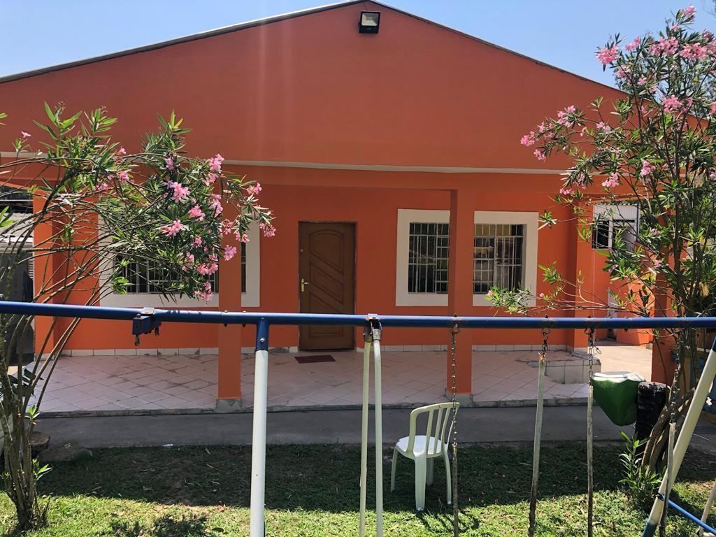 Fachada da unidade, com jardim e área de convivência ao ar livre